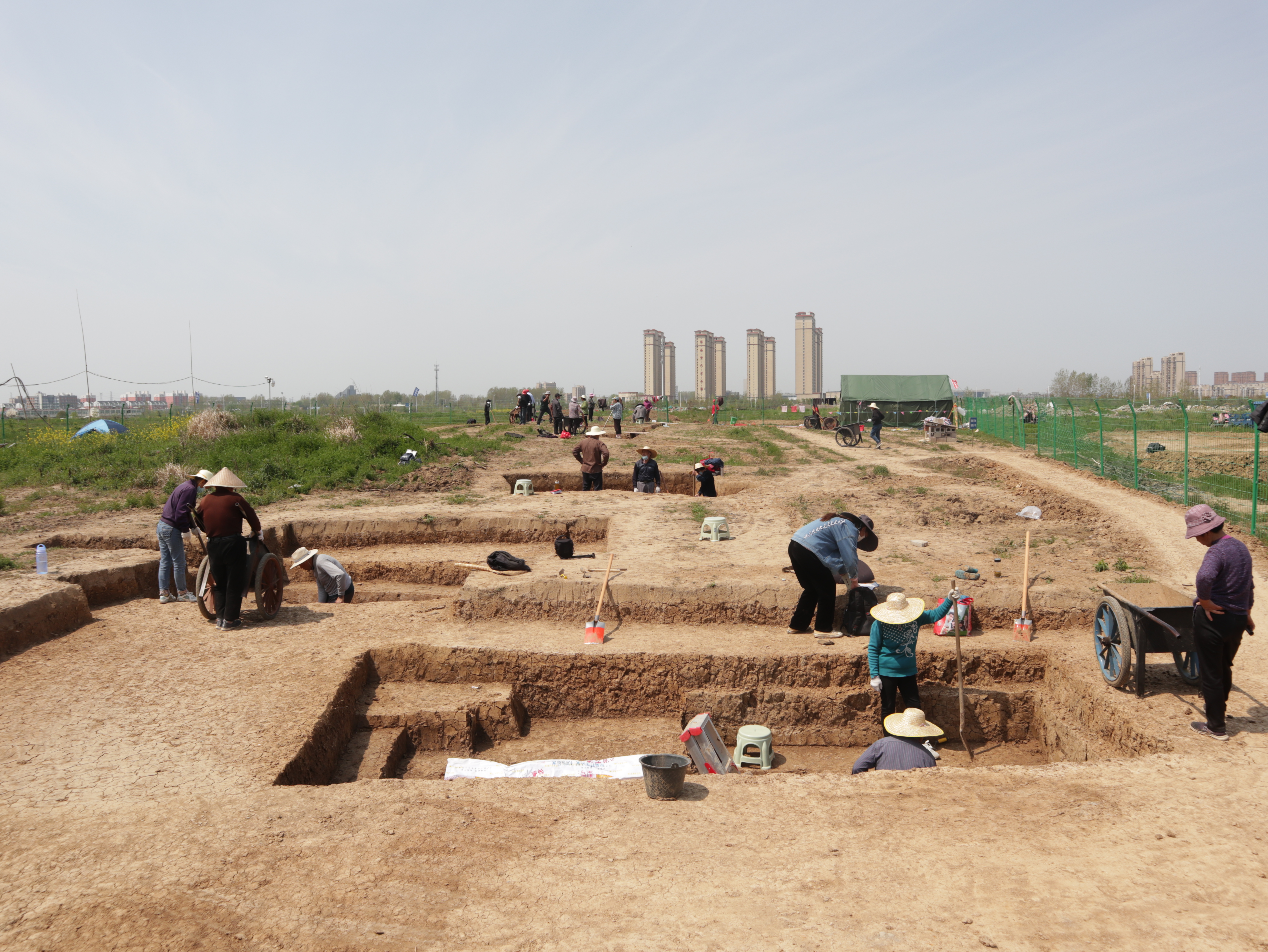 4考古队对第Ⅱ区进行发掘.JPG