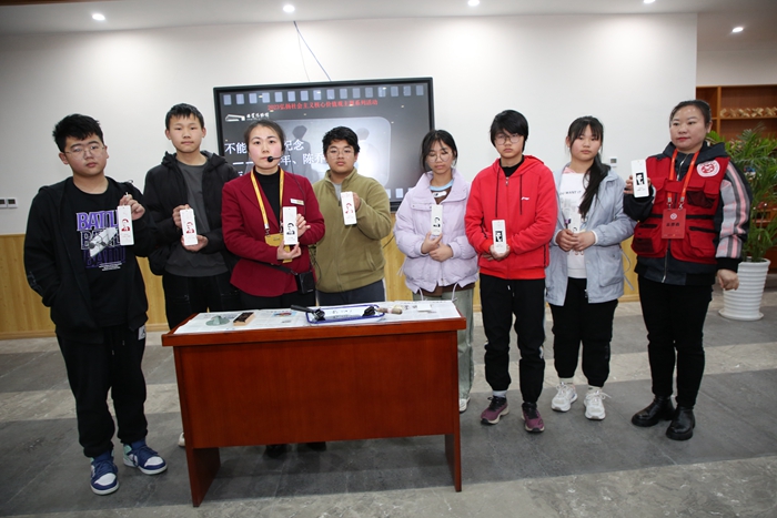 志愿者和同学们展示陈延年、陈乔年”书签.JPG