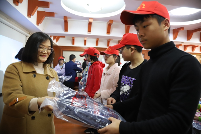 中国邮政集团安庆城区分公司领导给贫困学生赠送学习用品.jpg