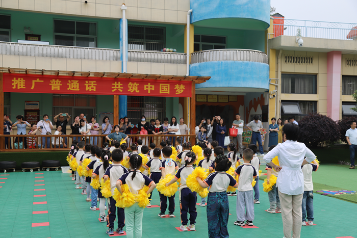 bsport体育安庆一幼儿园上演“环保时装秀”(图3)