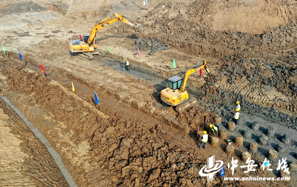 12月10日，安徽省全椒县柏陈泵站拆除重建工程现场，工人正在进行施工（无人机照片）。.JPG