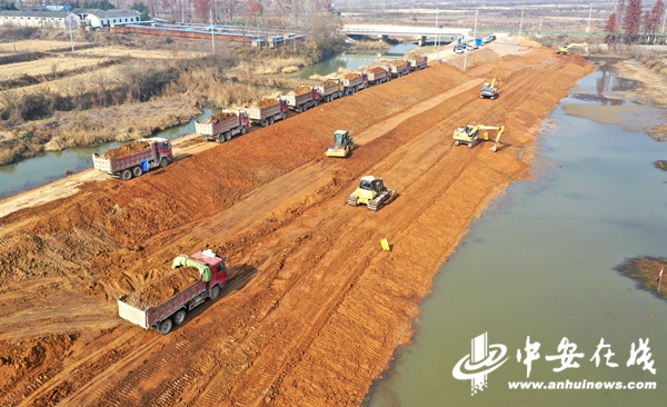 12月10日，安徽省全椒县新河东堤，工程车辆正在进行堤防加固（无人机照片）。 (4).JPG