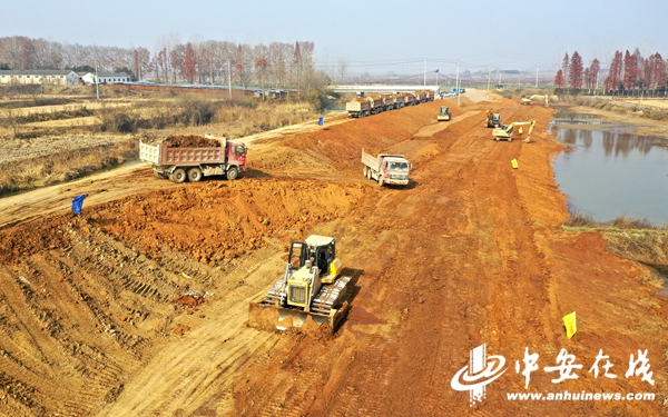 12月10日，安徽省全椒县新河东堤，工程车辆正在进行堤防加固（无人机照片）。 (1).JPG