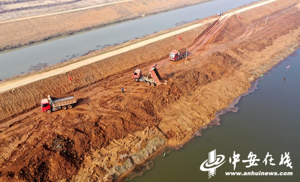 12月10日，安徽省全椒县新河东堤，工程车辆正在进行堤防加固（无人机照片）。 (2).JPG