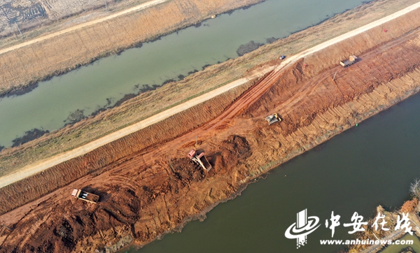 12月10日，安徽省全椒县新河东堤，工程车辆正在进行堤防加固（无人机照片）。 (3).JPG