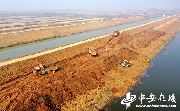 12月10日，安徽省全椒县新河东堤，工程车辆正在进行堤防加固（无人机照片）。 (6).JPG