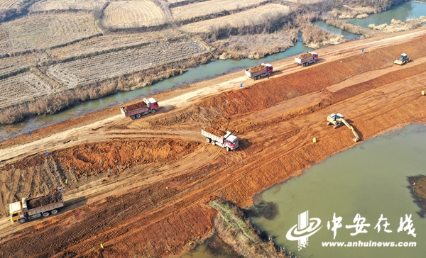 12月10日，安徽省全椒县新河东堤，工程车辆正在进行堤防加固（无人机照片）。 (7).JPG