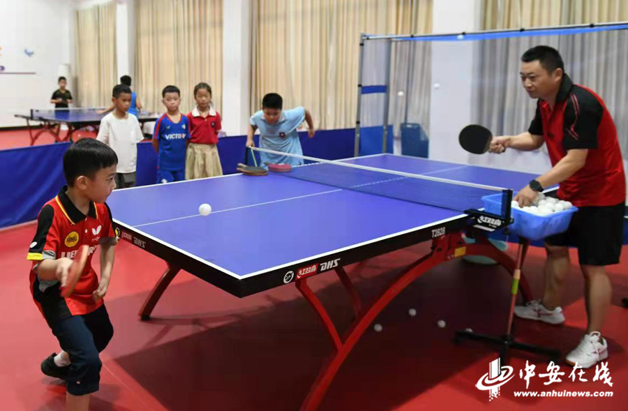 乒乓球社团，外聘资深乒乓球教练来给孩子们传授球技.jpg
