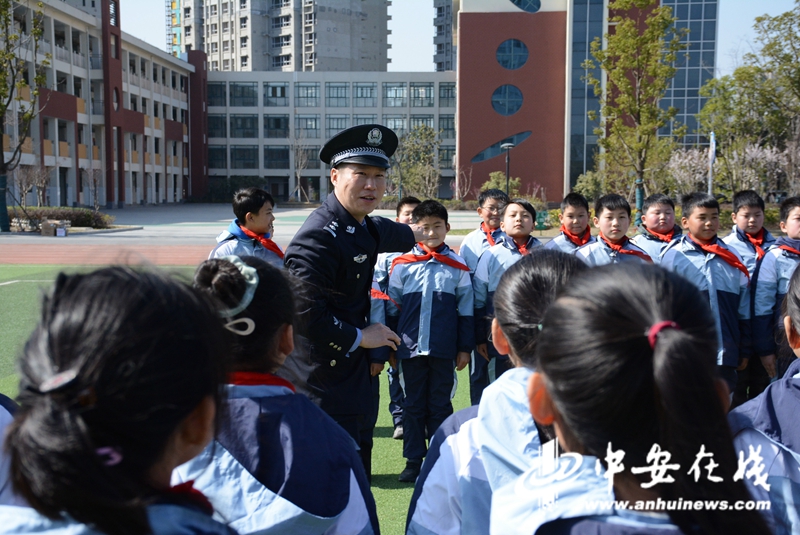 安徽青年民警普法宣传进课堂1.JPG