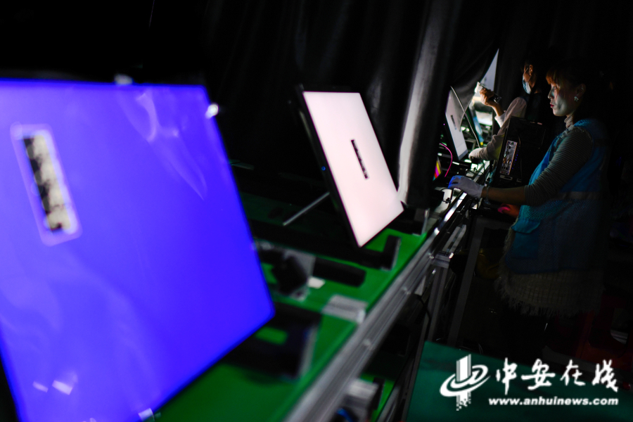 10月10日，在位于淮南市高新区产业园的安徽灰熊视创科技有限公司，工人在检测智能显示器。.JPG