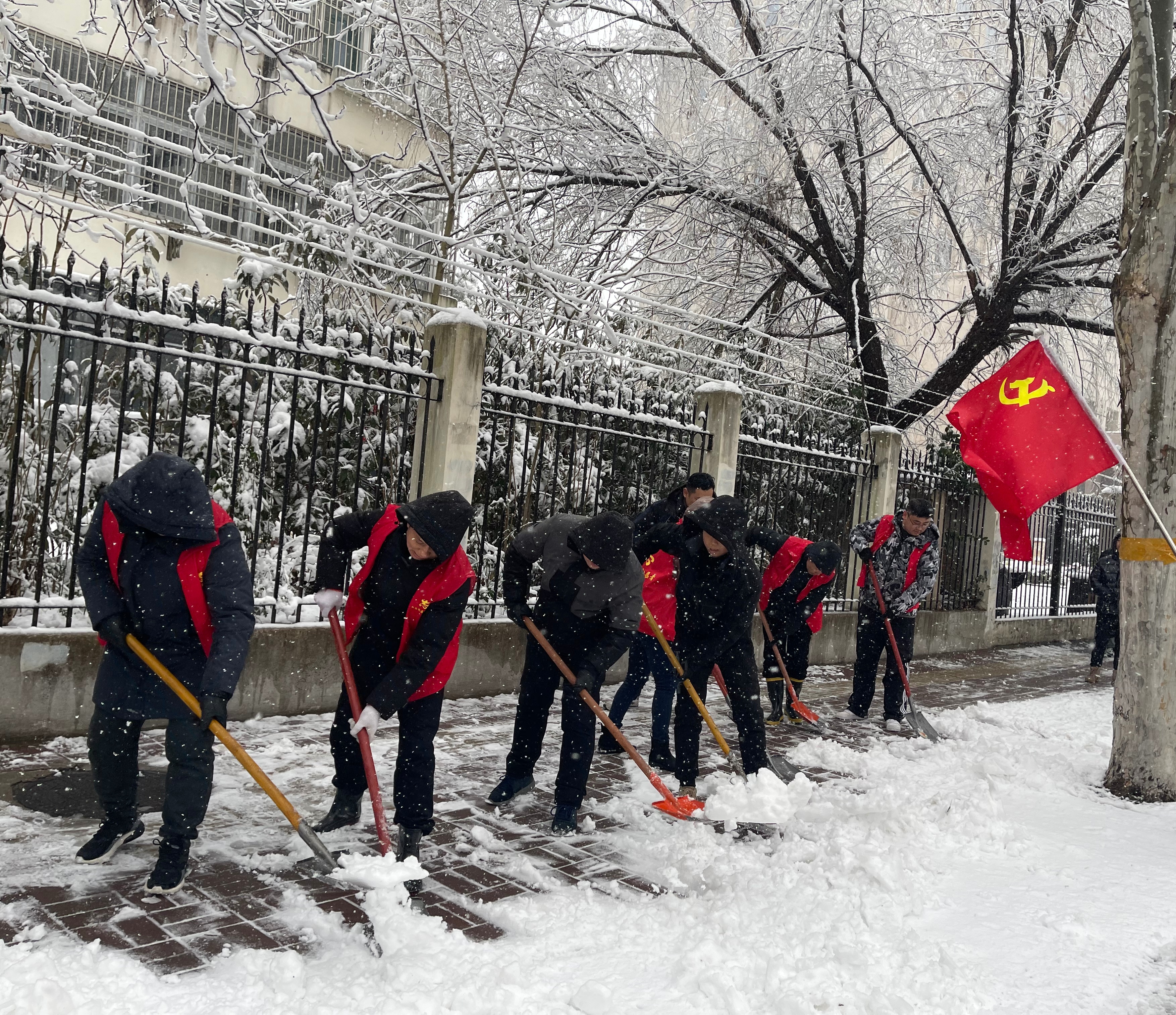 西园街道党员志愿者清除道路积雪.jpg