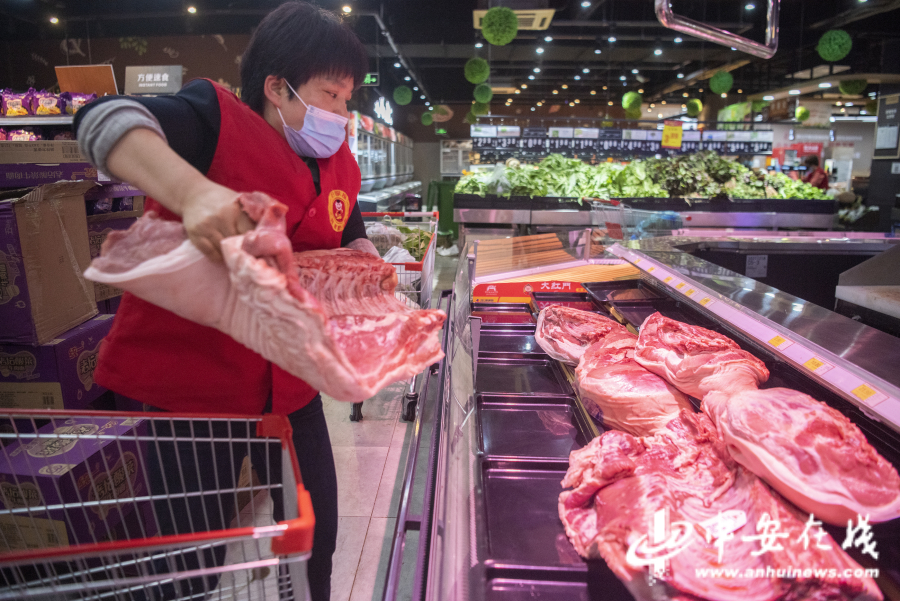 4 管控区超市工作人员对肉类进行补货.jpg