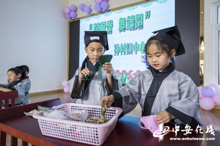 2022年6月1日，安徽省芜湖市繁昌区孙村镇中心幼儿园，孩子正在用艾叶做香囊。DSC_3103.jpg