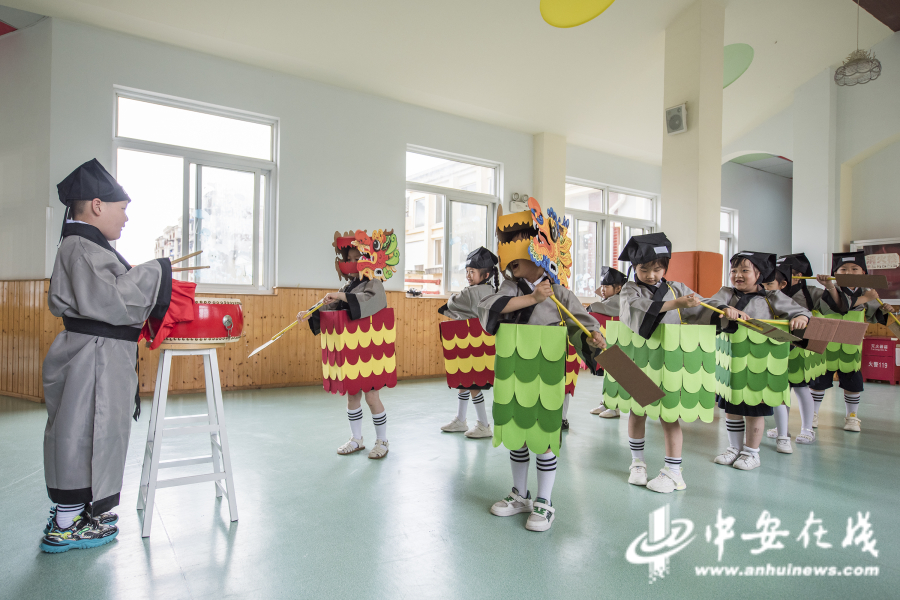 2022年6月1日，安徽省芜湖市繁昌区孙村镇中心幼儿园，孩子们在“赛龙舟”。DSC_3022.jpg