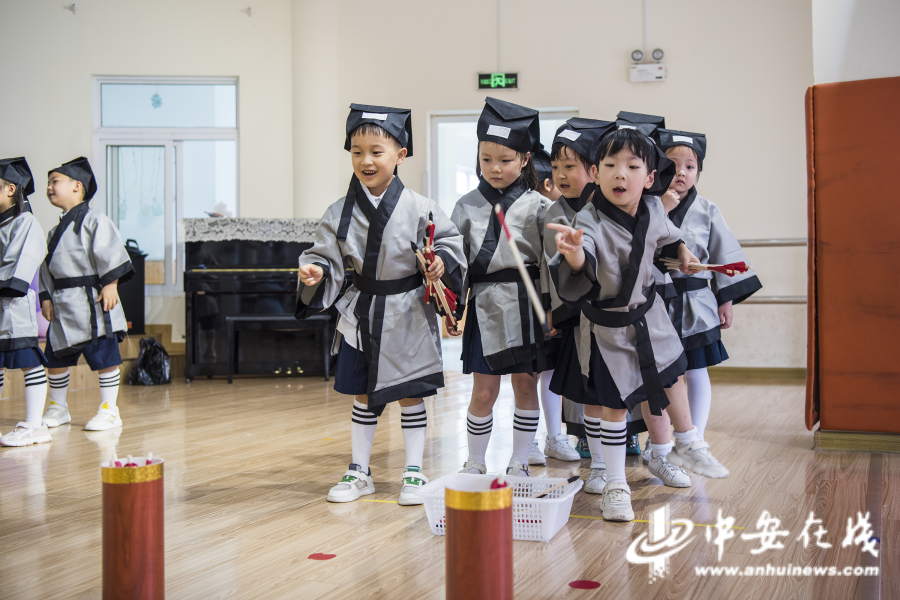 2022年6月1日，安徽省芜湖市繁昌区孙村镇中心幼儿园，孩子正在玩投壶游戏。DSC_1866.jpg