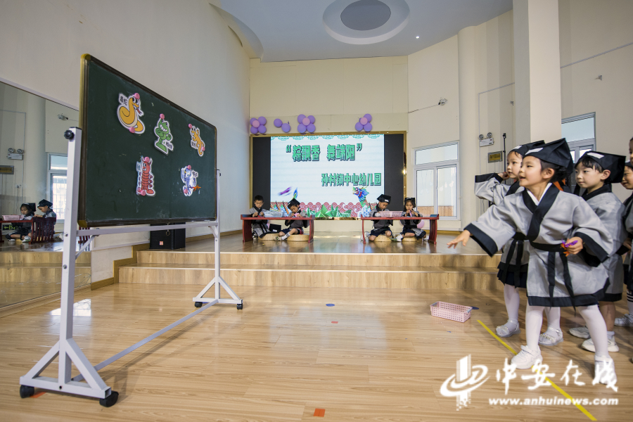 2022年6月1日，安徽省芜湖市繁昌区孙村镇中心幼儿园，孩子正在玩掷五毒游戏。DSC_3154.jpg
