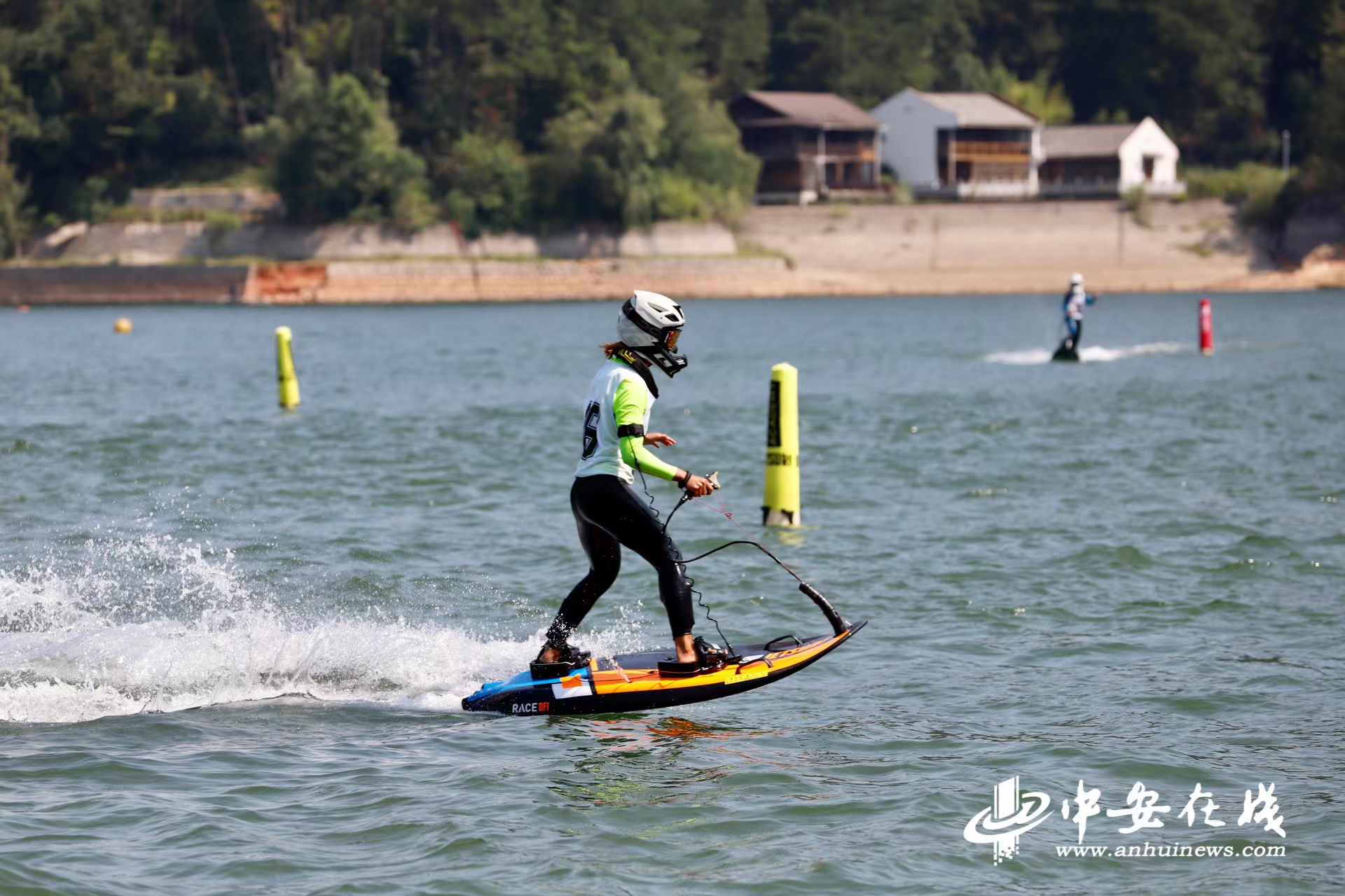 太平湖上的速度与激情 全国动力冲浪板巡回赛开赛