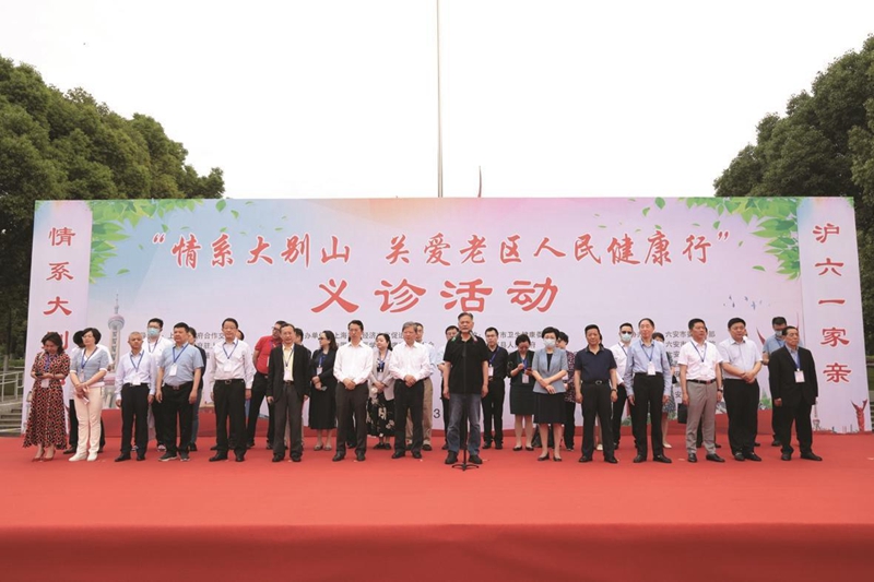 来自上海的24名名医疗专家齐聚六安，为市民开展义诊。田凯平 摄.jpg