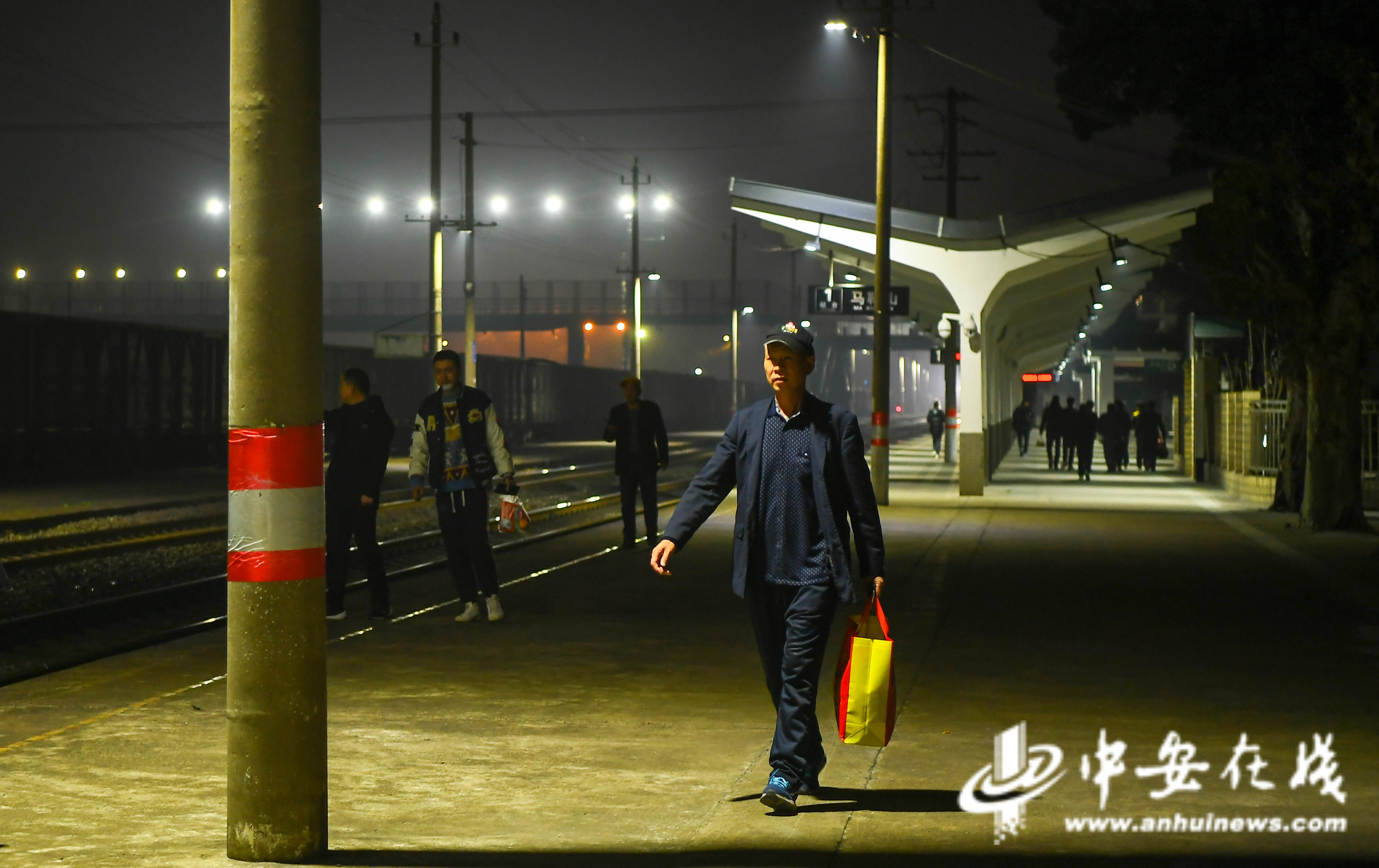 12 晚上七点，何金瑞走在车站站台道路上，今天他将开启一夜的扳道工作.JPG