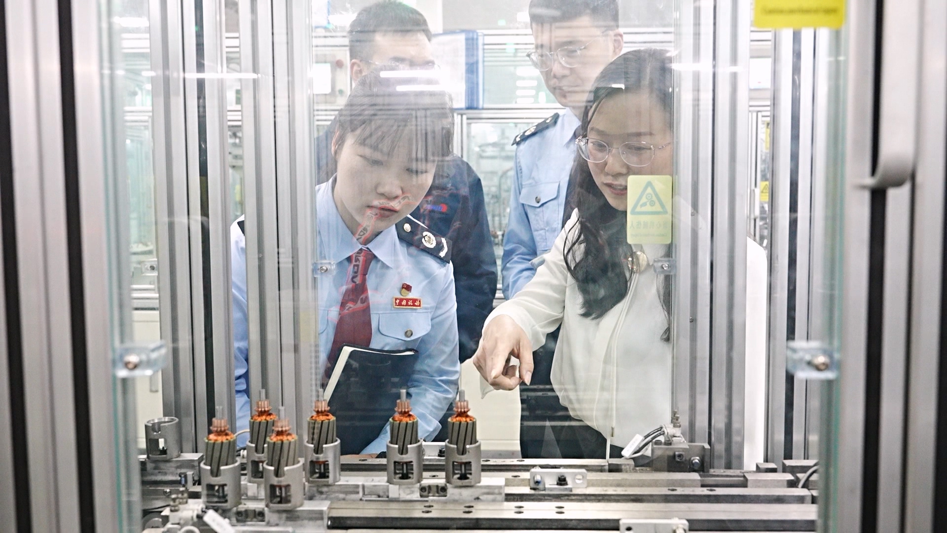 税务人员在胜华波汽车电器（滁州）有限公司生产车间实地了解企业生产工艺流程和经营状况.jpg