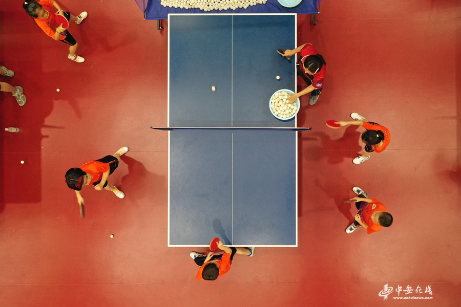2、9月23日，在安徽省合肥市稻香村小学岳西路校区，学生们认真练习乒乓球。.JPG