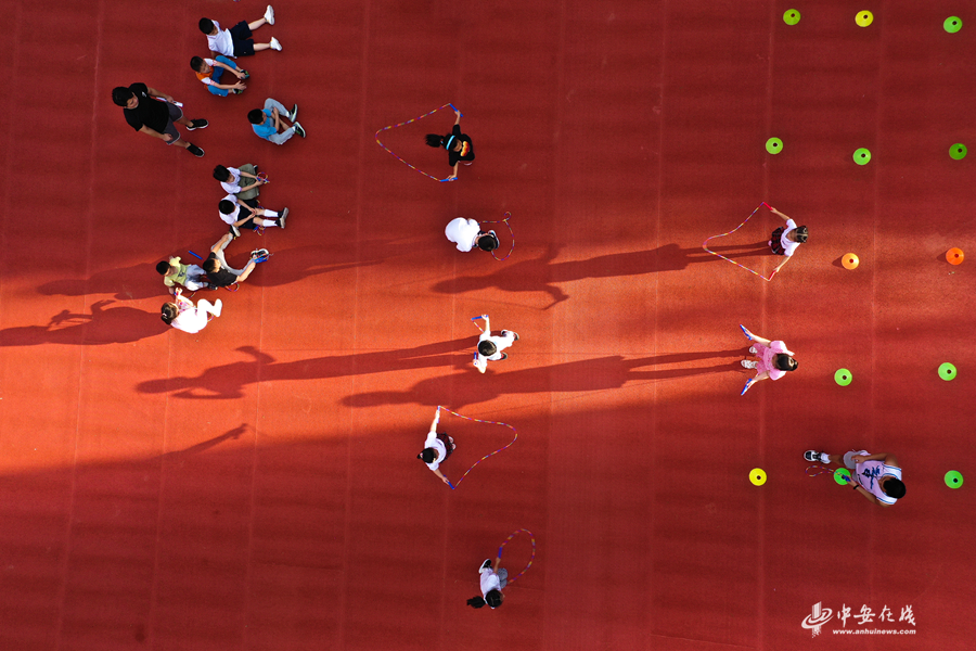 6、9月23日，在安徽省合肥市稻香村小学岳西路校区，学生们在操场上跳绳。.JPG