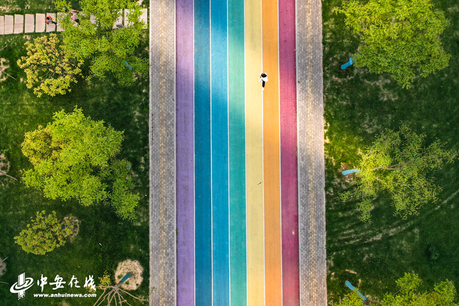 2021年4月28日，记者用无人机航拍安徽省庐江县盛桥公园最美乡村彩虹跑道.jpg