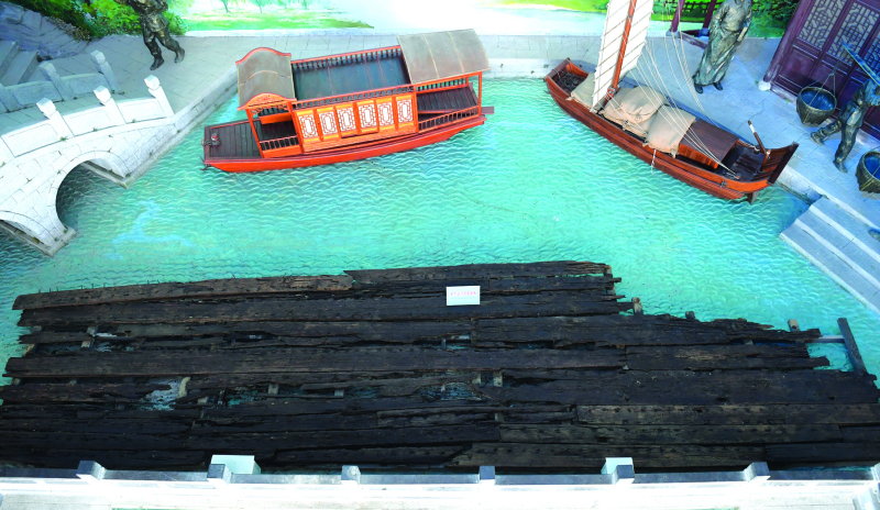 宿州市博物馆内展示的宋代运河古船船板.JPG