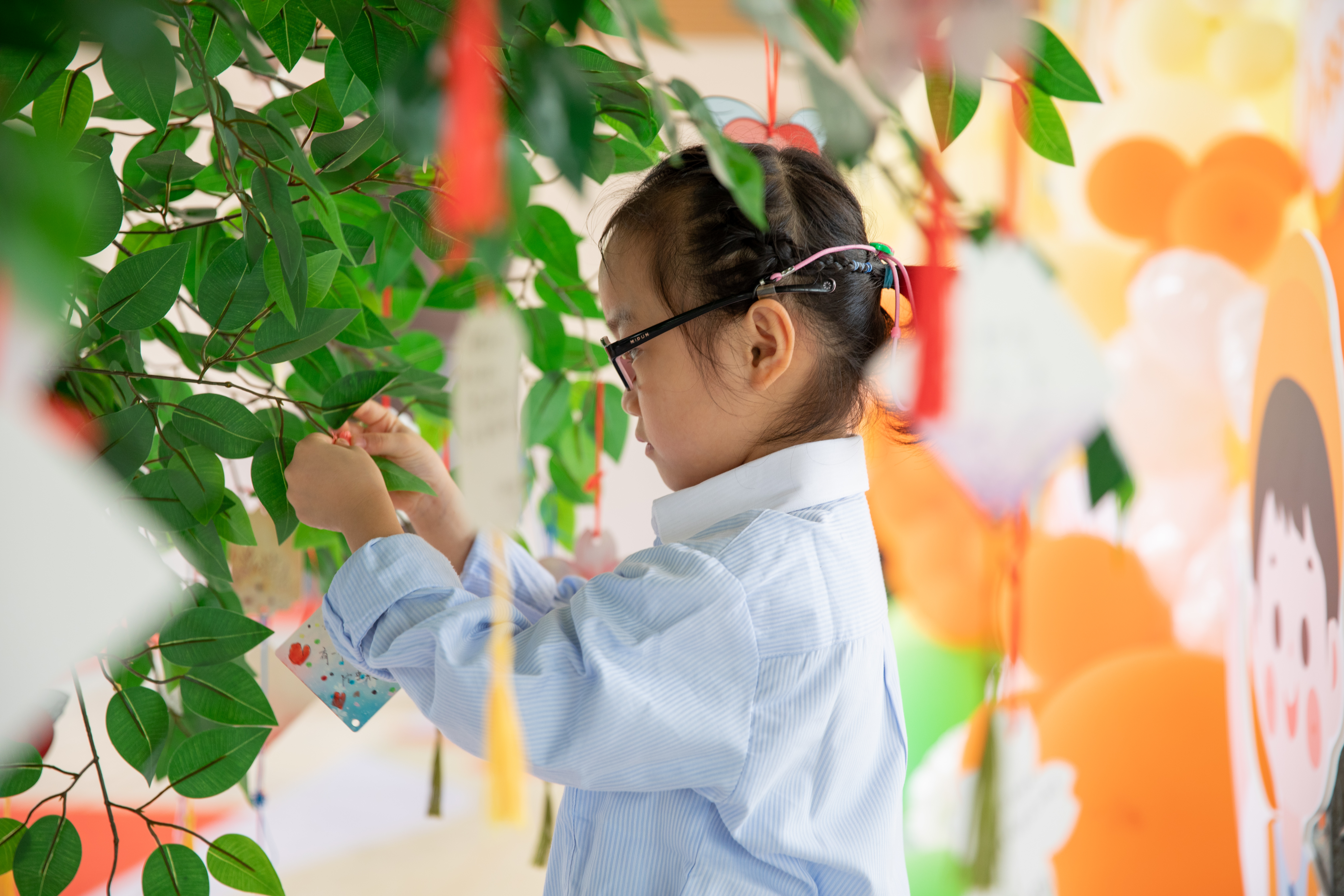合肥市福州路小学：一年级新生将心愿卡认真地挂在班级的心愿树上（单志）.jpg