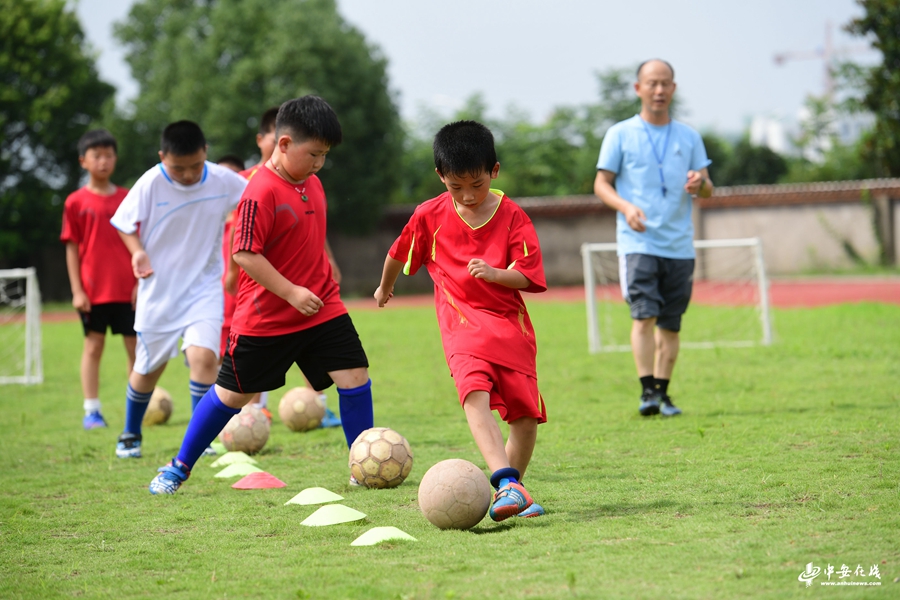 7月25日，孩子们在合肥市肥西县紫蓬镇中心学校少年宫练习足球。.jpg