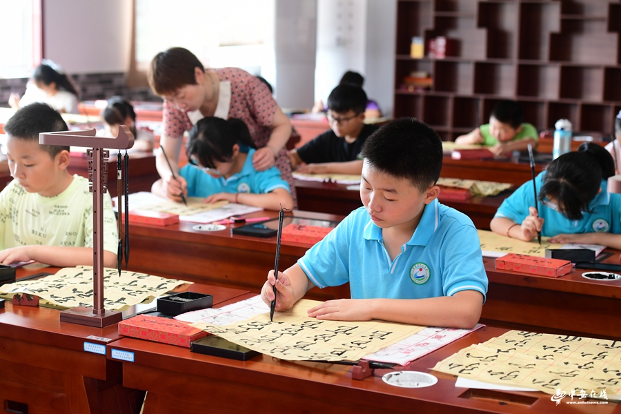 7月25日，孩子们在合肥市肥西县紫蓬镇中心学校少年宫练习书法。.jpg