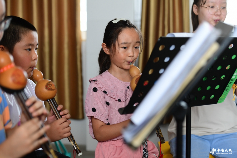 7月25日，孩子们在合肥市肥西县紫蓬镇中心学校少年宫学习吹奏葫芦丝。2.jpg