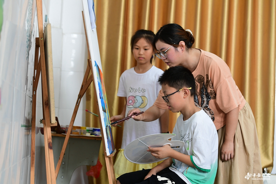 7月25日，孩子们在合肥市肥西县紫蓬镇中心学校少年宫学习绘画。.jpg