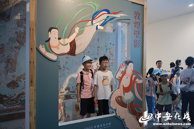 孩子们打卡“敦煌壁影——壁画与数字艺术展”.JPG