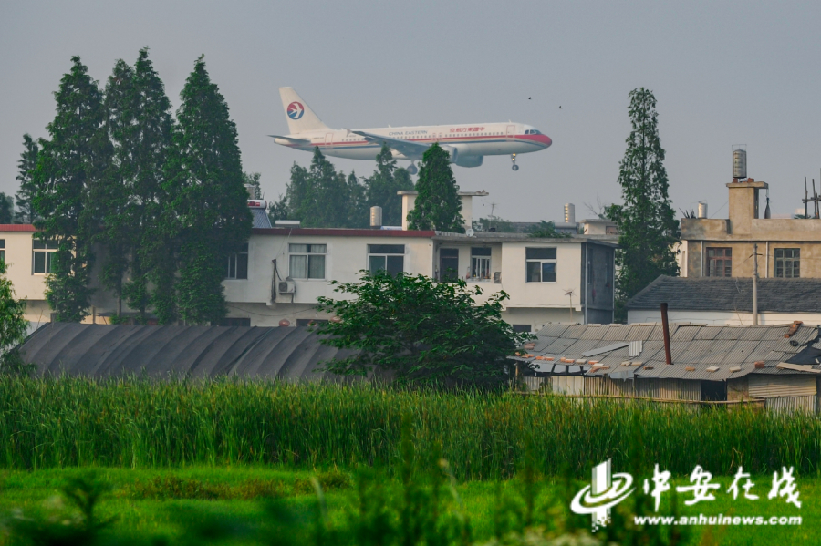 2012年6月13日，骆岗机场外，降落的飞机从民房屋顶掠过.JPG