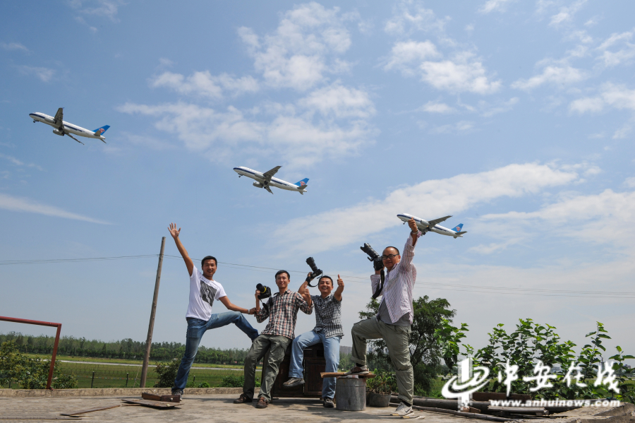 2012年8月24日，一群摄影人在记录骆岗机场.jpg