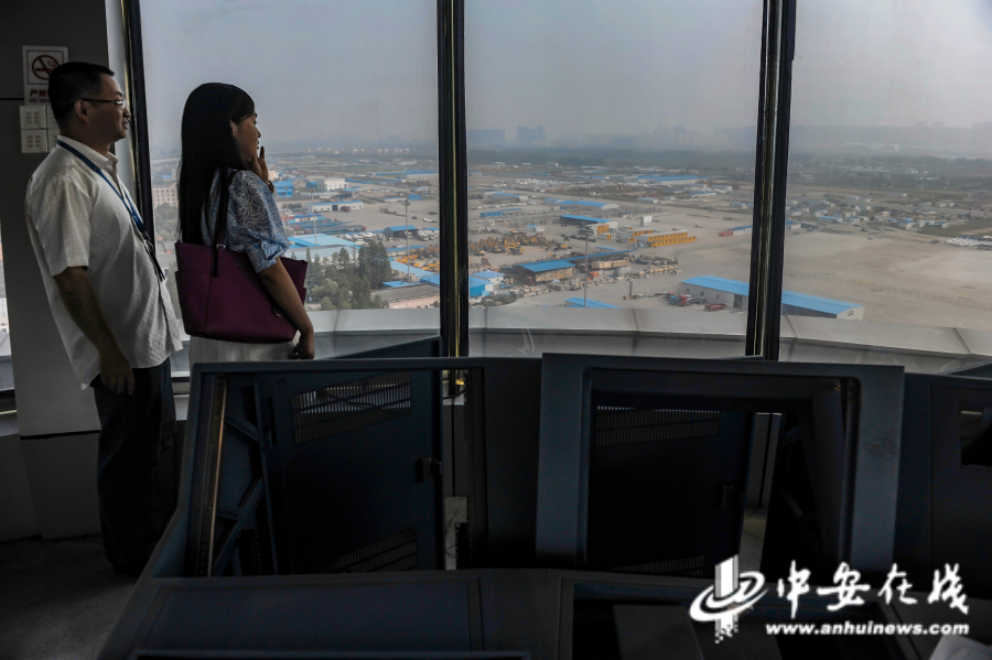 2014年6月4日，远眺骆岗机场停机坪变成了货物市场.jpg