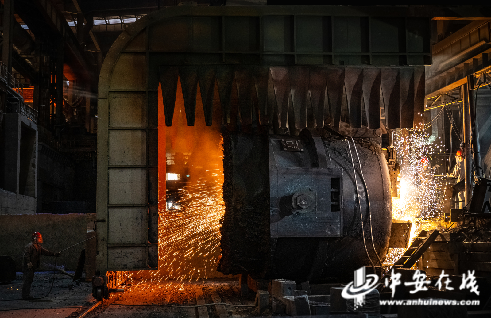 11月18日，安徽省芜湖市三山经济开发区芜湖新兴铸管有限责任公司生产车间里，工人正在铸钢生产线上劳动作业.jpg