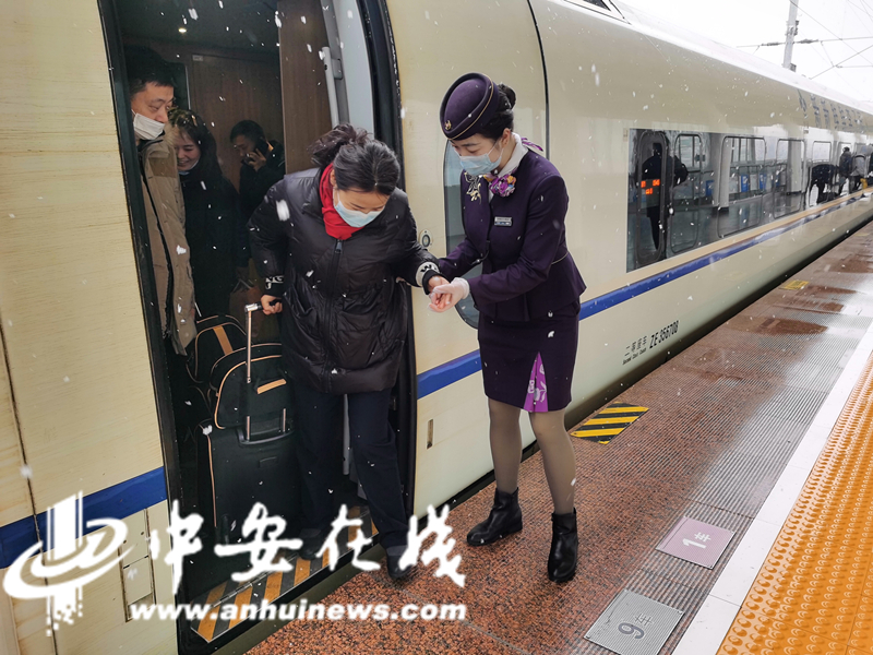 G1971次列车乘务员做好降雪天气下旅客乘降引导工作。    刘思雨  摄.jpg