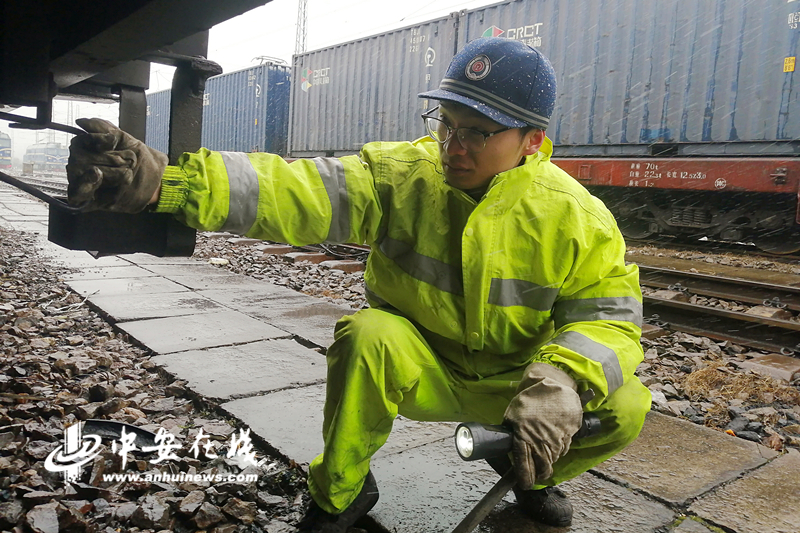 杭州北车辆段阜阳运用车间针对“天寒料脆”冬季特点，加强车辆关键部位检查力度，确保货物列车运行安全。    高君  摄.jpg