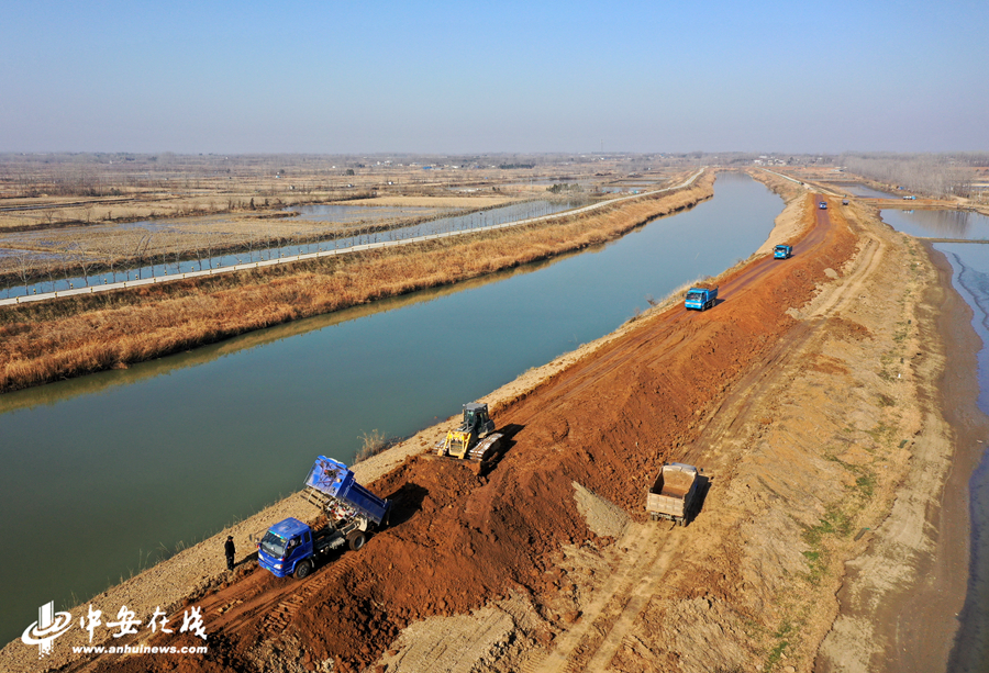 2、安徽省全椒县如意河左岸，工程车辆正在进行堤防加固 (2).JPG