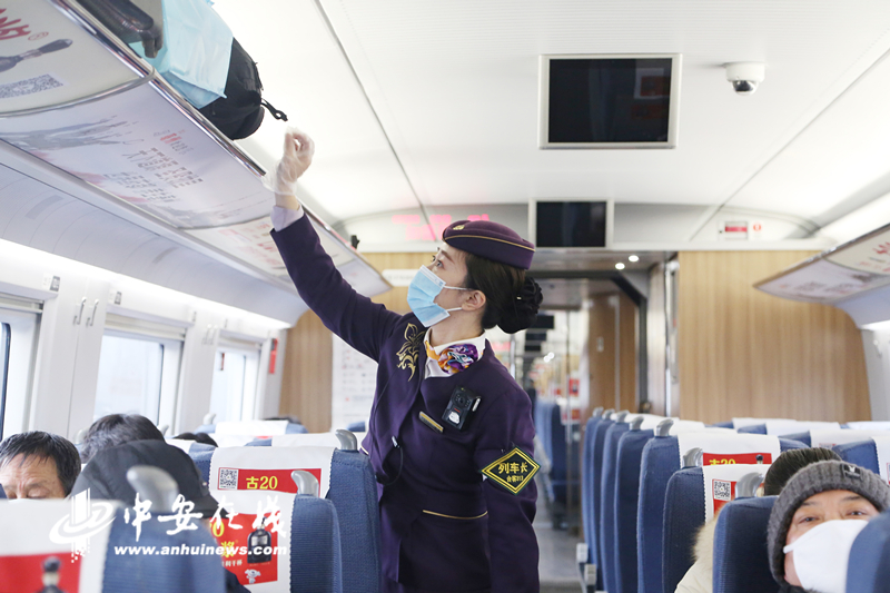 7-1月28日，合肥南开往上海的G7258次列车上，乘务人员正在巡视车厢，确保旅客乘车安全有序.jpg