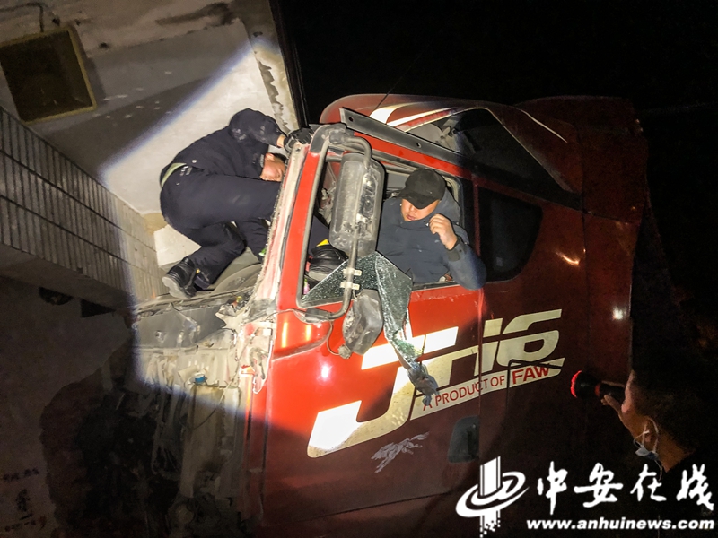 安徽泾县：民警徒手掰碎车窗营救被困司机.JPG
