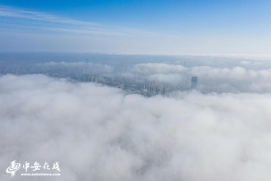2、城市上空被厚厚的云雾覆盖.jpg