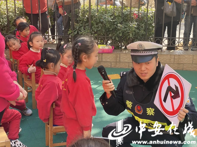 交警支队新站大队民警给孩子们上了一堂精彩的“交通安全第一课”。.jpg