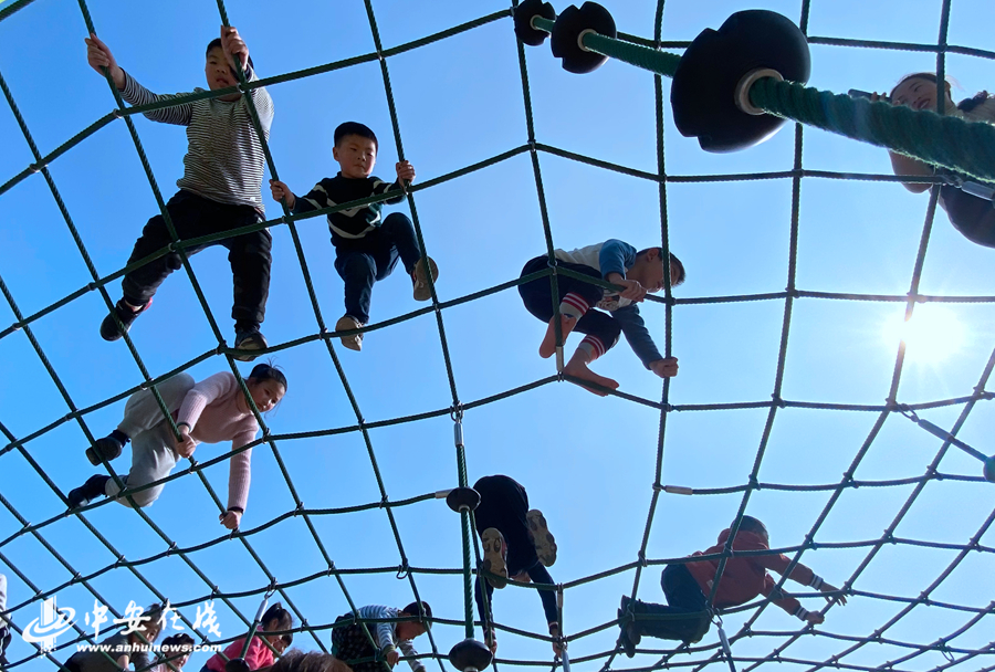 1、庐州公园儿童乐园内，孩子们在暖阳下攀爬绳索 (1).JPG