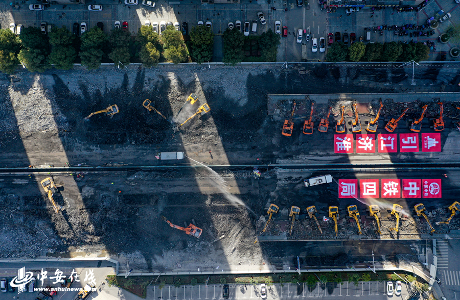 几十台大型机械正在对金寨南路大桥进行拆除 (4).JPG
