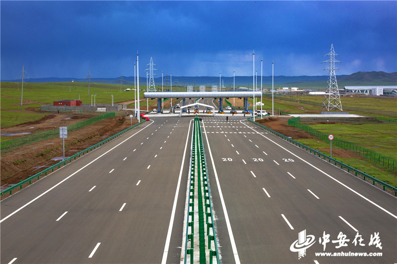 采用“中国标准”“中国技术”建设的蒙古国首条高速公路--新机场高速，被誉为“蒙古国家新名片”.jpg