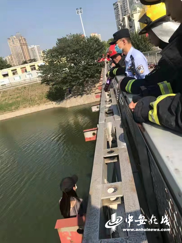 年轻女子纵身从6米桥上跳下 他们合力救回