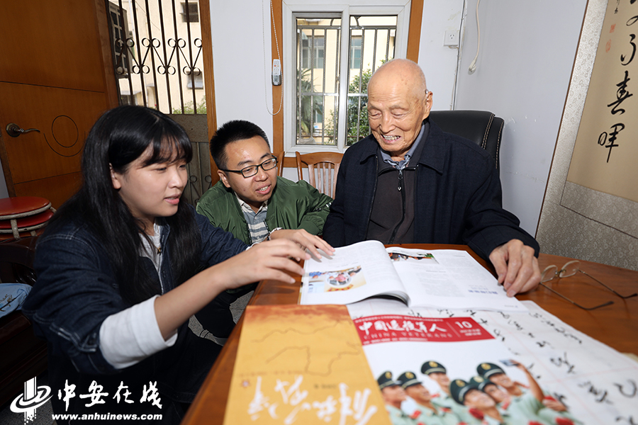 图五：安庆军休所里，采访组与90岁老战士柴瑞轩交流，了解“亲情”服务情况.JPG